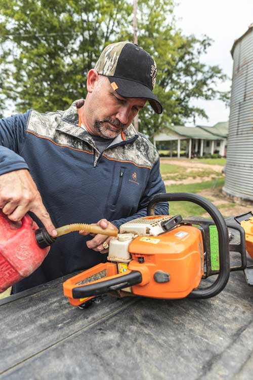 putting gas in chainsaw