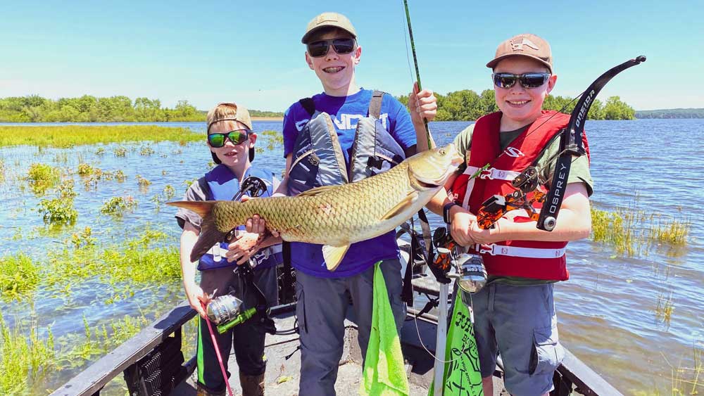 boys bowfishing carp