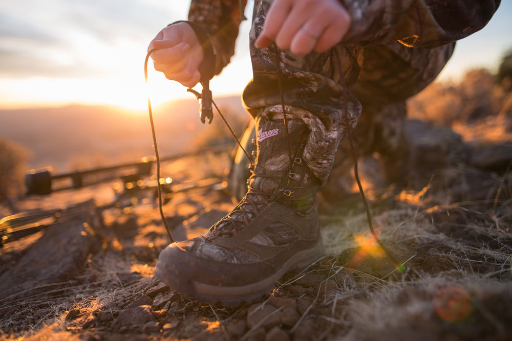 lacing hiking boots