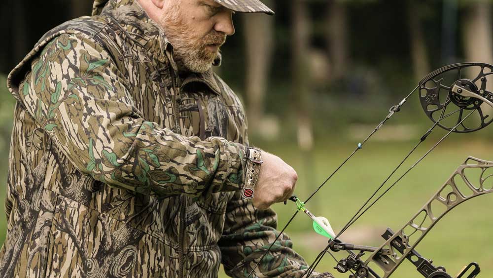 bowhunter drawing bow