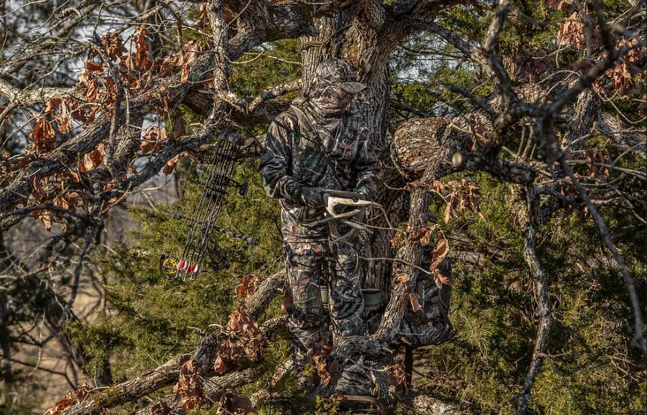 hunter in treestand Mossy Oak DNA