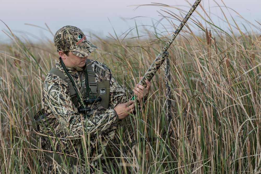 duck hunter loading shotgun